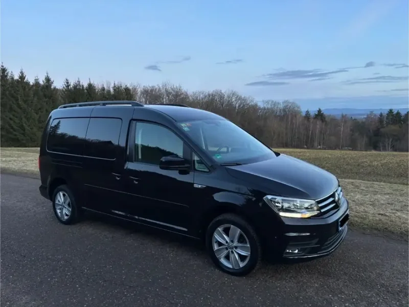 Volkswagen Caddy — чёрный компактный минивэн