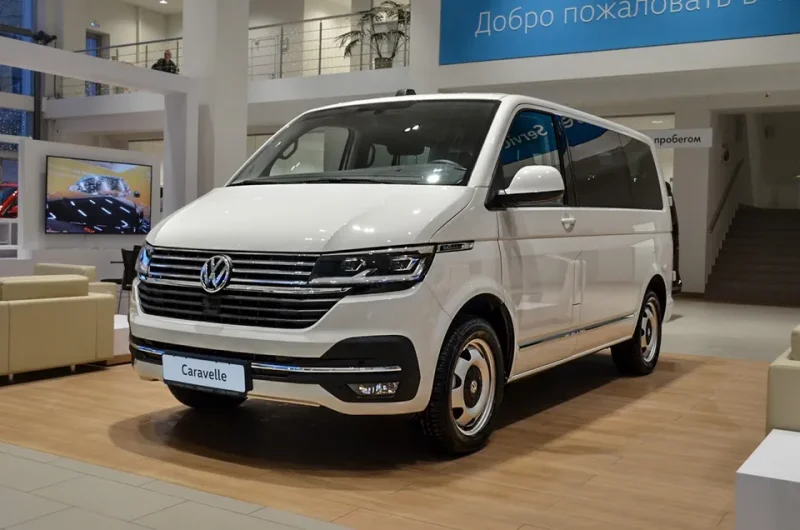 Volkswagen Caravelle — белый минивэн