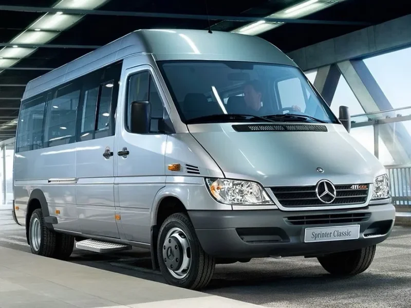 Mercedes-Benz Sprinter Classic — серебристый микроавтобус