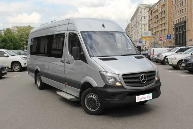 Mercedes-Benz Sprinter — серебристый микроавтобус