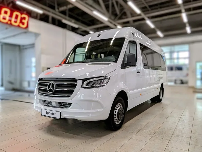 Mercedes-Benz Sprinter — белый микроавтобус